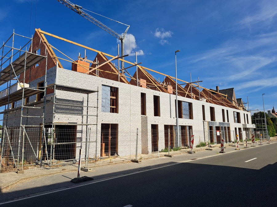 7 maisons mitoyennes neuves met op maat gemaakte geveldragers