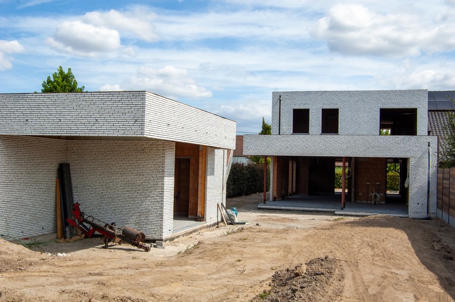 Maison individuelle met een groot hoekraam